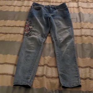 Skinny jeans with flower decor